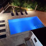 Moonvidal With Big Private Swimming Pool And Free Parking Apartmán Pula