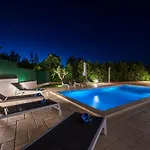 Moonvidal With Big Private Swimming Pool And Free Parking Apartman