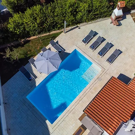 Apartment Moonvidal With Big Private Swimming Pool And Free Parking Pula